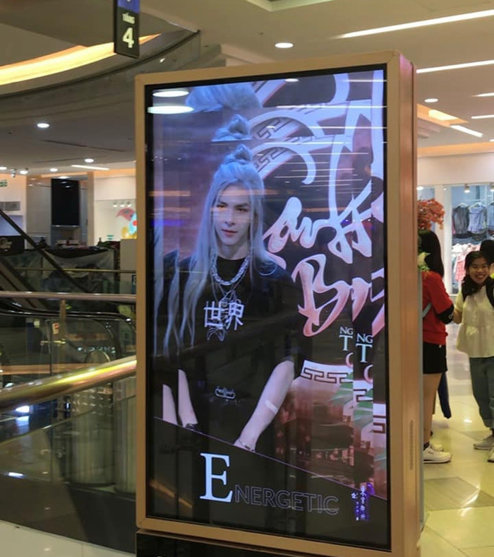 Và standee ở những trung tâm thương mại.