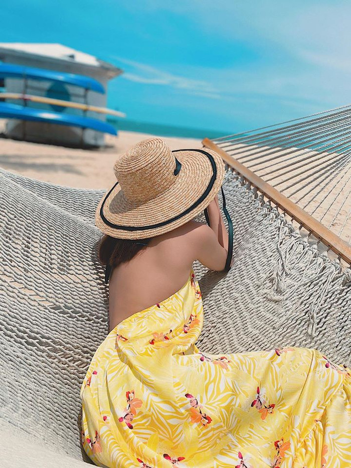 Sao Việt đi biển: Trấn Thành - Hari Won được khen 'tươi hơn bông', bóng lưng Thanh Hằng thì 'có độ sát thương cực cao' Ảnh 5