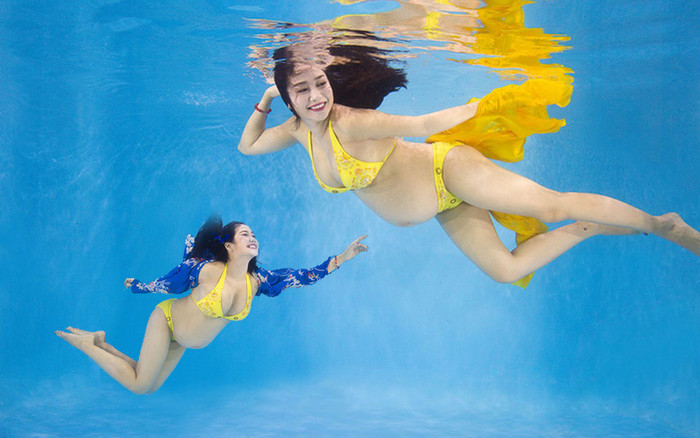 Trong thai kỳ lần 3, mặc dù tăng cân khá nhiều nhưng mẹ Ốc Thanh Vân vẫn tự tin diện bikini khoe dáng. Nhưng dù thế nào thì mẹ bầu vẫn xinh đẹp, tươi tắn lại còn chịu khó thay đổi tư thế chụp hình để có những hình ảnh đẹp nhất nữa chứ.  