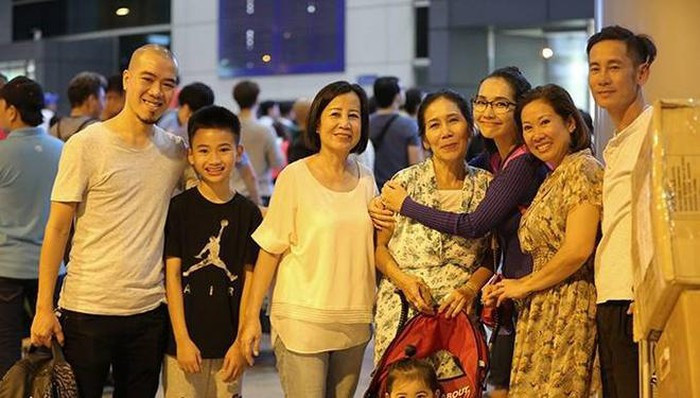 Kim Hiền ôm mẹ tại sân bay trước khi cùng chồng sang Mỹ định cư