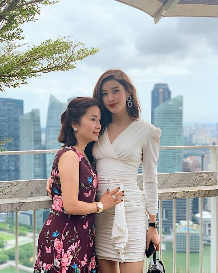 Á hậu Huyền My xinh đẹp pose dáng bên mẹ.