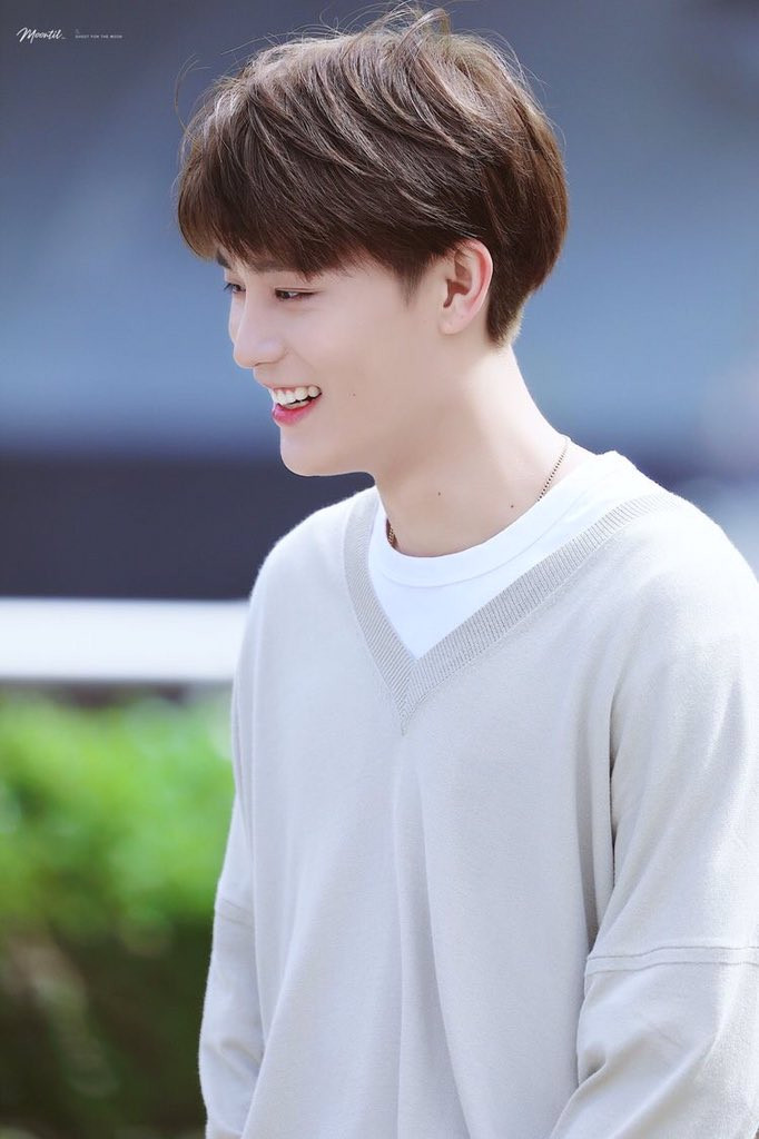 Nhan sắc của 15 nam idol chứng minh 1994 là năm các thiên thần ra đời Ảnh 17