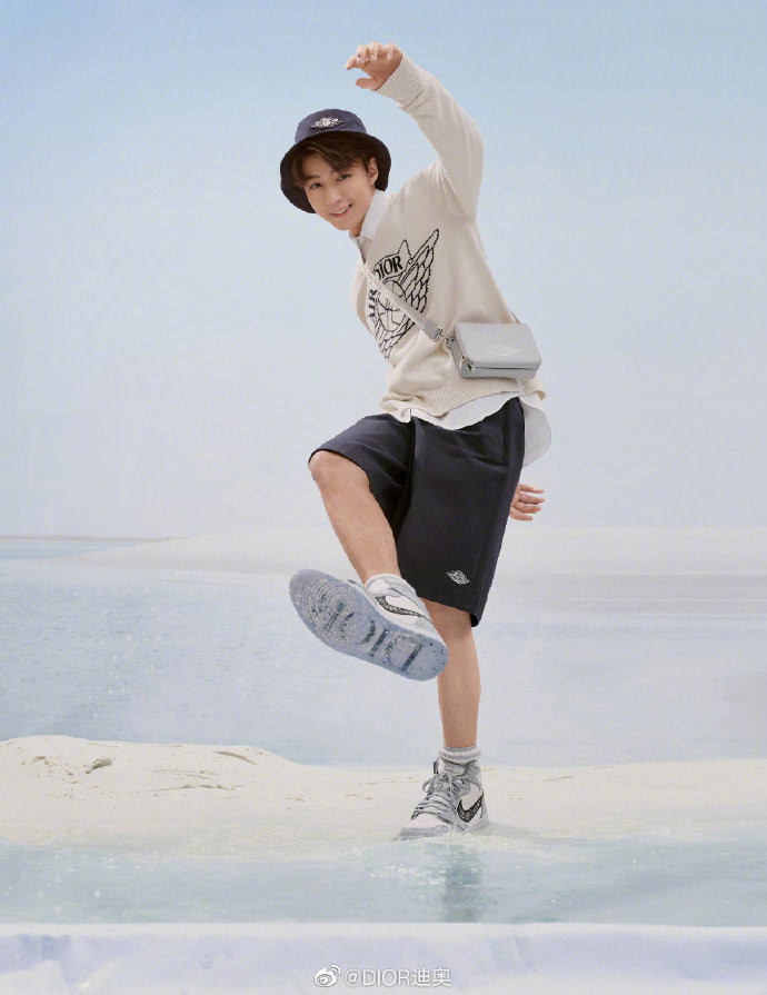 Vương Tuấn Khải và Hứa Quang Hán nhận quảng cáo mới: Người thanh thuần, kẻ mạnh mẽ, nhưng ai cũng 'chất chơi' Ảnh 4