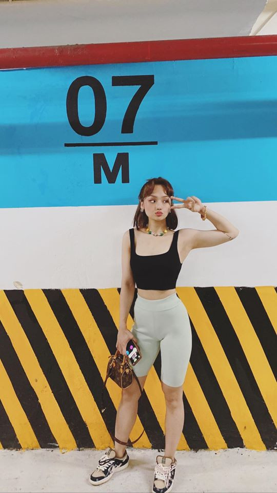 Thậm chí Miu Lê còn chọn quần đạp xe này phối cùng áo croptop để mặc đi chơi, dạo phố