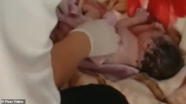 Nhân viên y tế sơ cứu cho bé trai