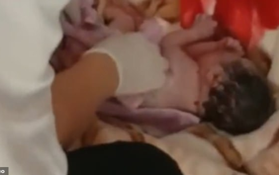 Bé trai còn nguyên dây rốn bị mẹ vứt trong thùng rác nhà vệ sinh công cộng Ảnh 2