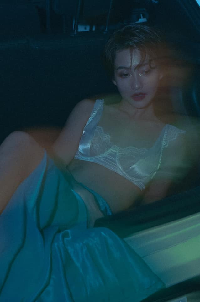 Khả Ngân khoe trọn nét quyến rũ trong hình ảnh mới, chia sẻ sự tiếc nuối với mái tóc dài trước kia Ảnh 13