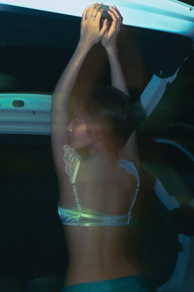 Khả Ngân khoe trọn nét quyến rũ trong hình ảnh mới, chia sẻ sự tiếc nuối với mái tóc dài trước kia Ảnh 5