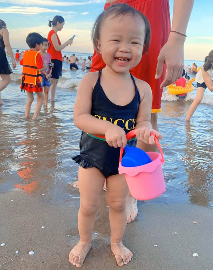 Bé gái từng được HLV Park Hang-seo và dàn cầu thủ U23 Việt Nam bế giờ ra sao? Ảnh 11