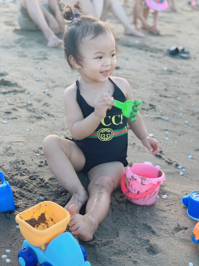 Bé gái từng được HLV Park Hang-seo và dàn cầu thủ U23 Việt Nam bế giờ ra sao? Ảnh 9