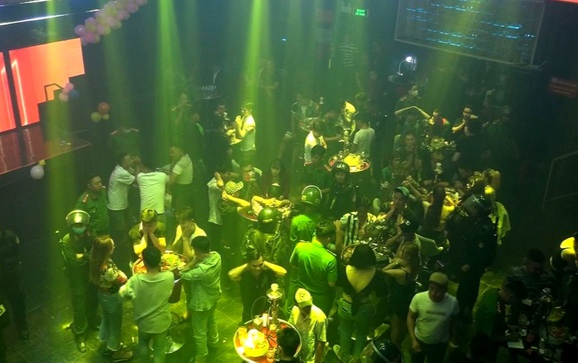 Phát hiện 27 người phê ma túy và nhóm nghi bảo kê, cho vay nặng lãi tại quán bar ở Bình Dương Ảnh 2