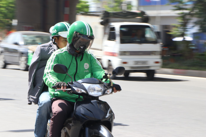 Nhiều tài xế xe ôm vật lộn ngoài đường dưới trời nắng nóng.