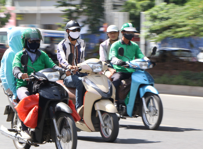 Tài xế xe ôm quay cuồng dưới cái nóng như thiêu đốt tại Hà Nội: Giấu gia đình và người yêu, nhiều lúc hoa mắt vì nắng nóng Ảnh 3