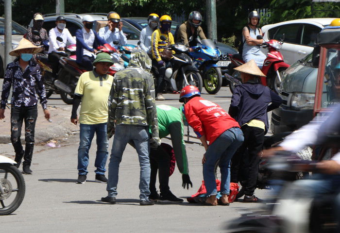 Tài xế xe ôm quay cuồng dưới cái nóng như thiêu đốt tại Hà Nội: Giấu gia đình và người yêu, nhiều lúc hoa mắt vì nắng nóng Ảnh 9