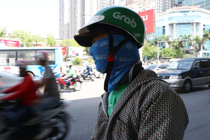 Tuấn bịt kín khắp mặt và mặc thêm áo chống nắng.