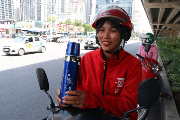 Chị Nga ôm khư khư chai nước giữa nhiệt bên trong chứa đá.