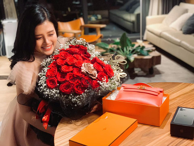 Nữ MC, BTV trẻ trung nhất nhì VTV khiến dân tình choáng ngợp khi sở hữu loạt hàng hiệu và xế hộp đắt đỏ ở tuổi 26 Ảnh 13