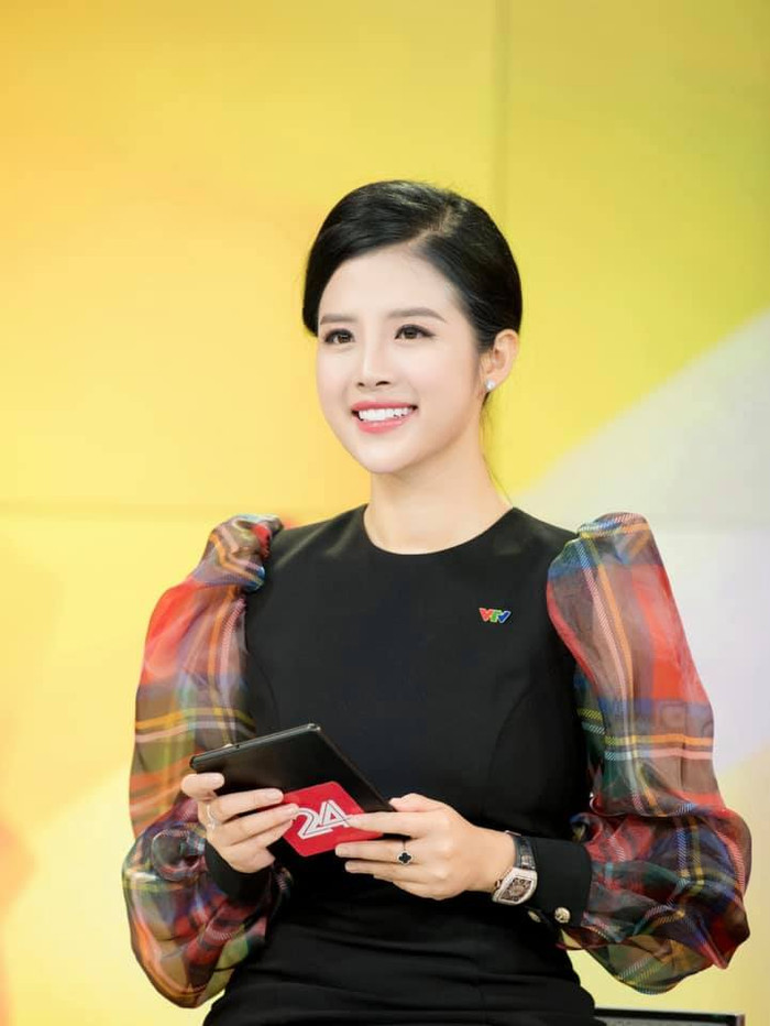 Nữ MC, BTV trẻ trung nhất nhì VTV khiến dân tình choáng ngợp khi sở hữu loạt hàng hiệu và xế hộp đắt đỏ ở tuổi 26 Ảnh 10