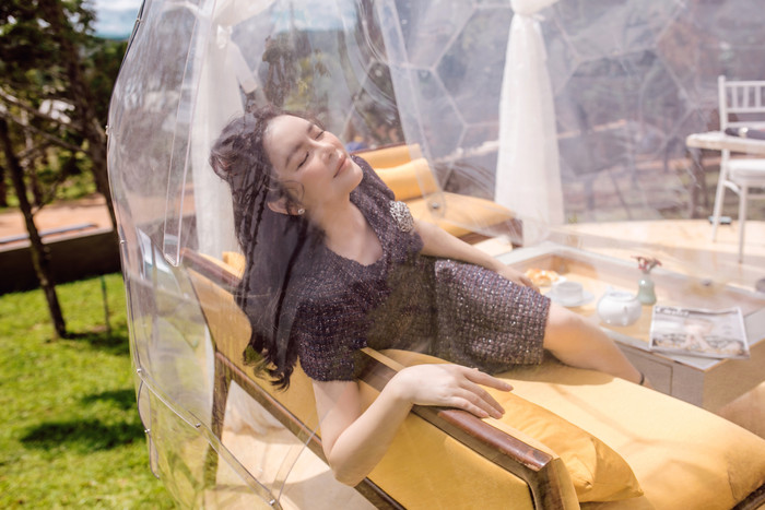 Lý Nhã Kỳ diện vest quyền lực, khoe dáng lộng lẫy giữa đại ngàn Ảnh 4