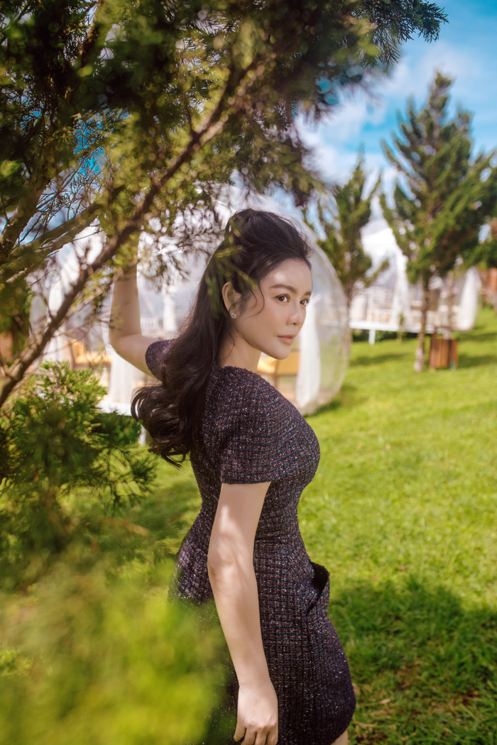 Lý Nhã Kỳ diện vest quyền lực, khoe dáng lộng lẫy giữa đại ngàn Ảnh 5