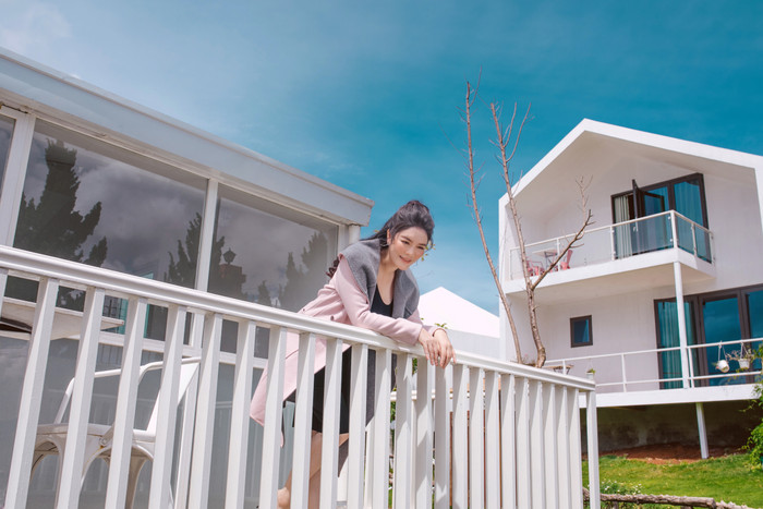 Lý Nhã Kỳ diện vest quyền lực, khoe dáng lộng lẫy giữa đại ngàn Ảnh 6