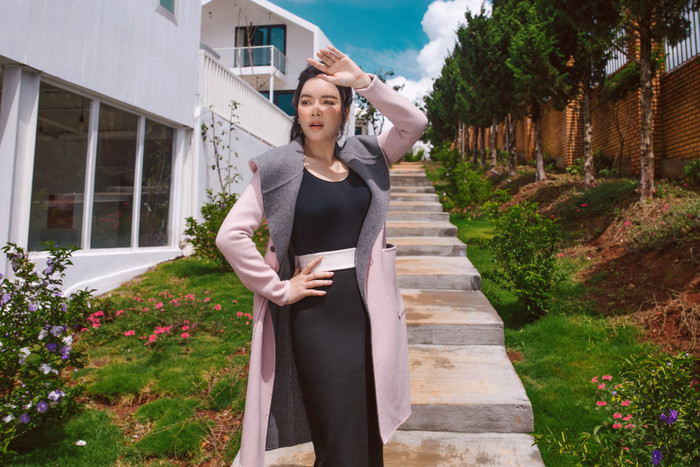 Lý Nhã Kỳ diện vest quyền lực, khoe dáng lộng lẫy giữa đại ngàn Ảnh 7