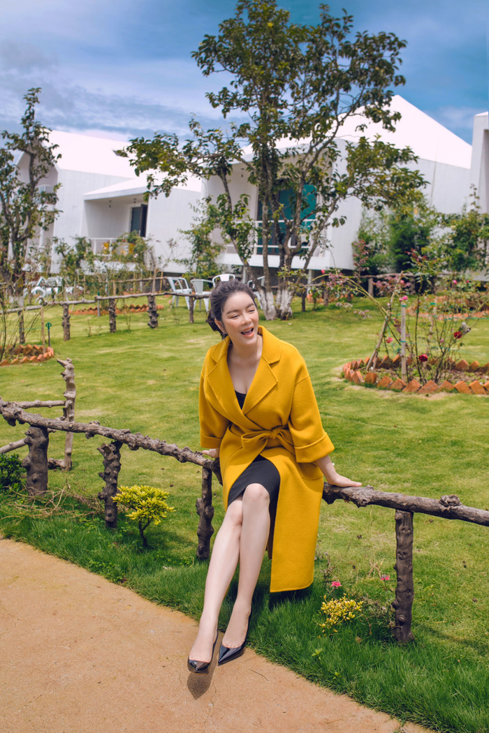 Lý Nhã Kỳ diện vest quyền lực, khoe dáng lộng lẫy giữa đại ngàn Ảnh 9