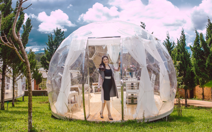 Lý Nhã Kỳ diện vest quyền lực, khoe dáng lộng lẫy giữa đại ngàn Ảnh 2