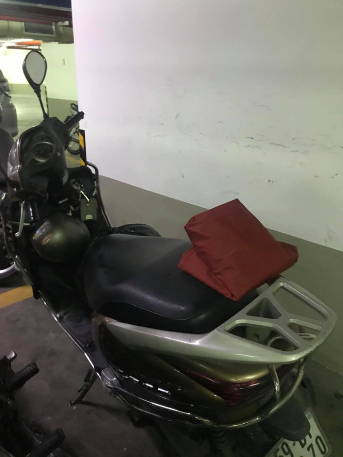 Để áo mưa 'rũ rượi' trên yên xe, chàng trai vô cùng bất ngờ trước hành động dễ thương của bác bảo vệ Ảnh 3