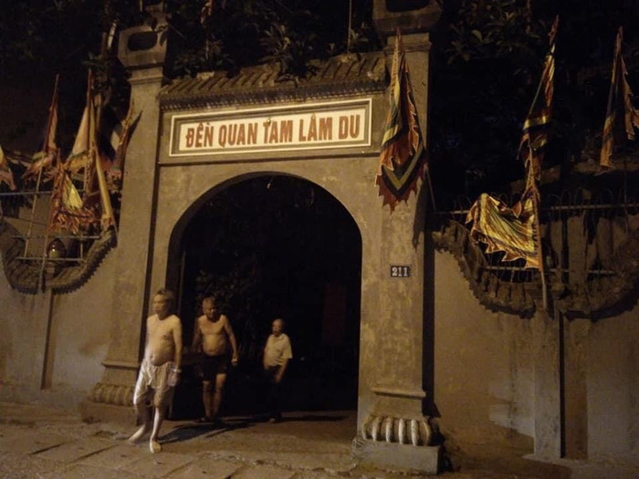 Người dân phối hợp cùng cảnh sát dập lửa.