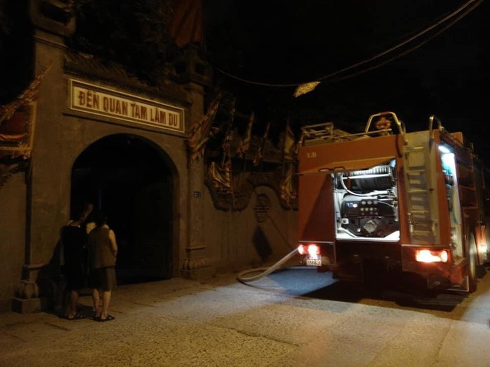 4 xe cứu hỏa được cử tới dập đám cháy.