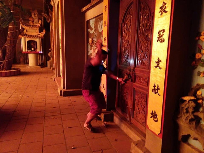 Cháy lớn đền Quan Tam Lâm Du, cảnh sát cùng người dân phá cửa dập lửa Ảnh 8