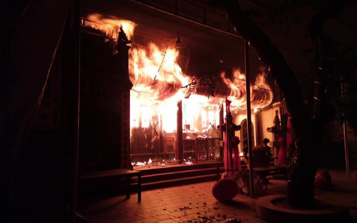 Cháy lớn đền Quan Tam Lâm Du, cảnh sát cùng người dân phá cửa dập lửa Ảnh 2