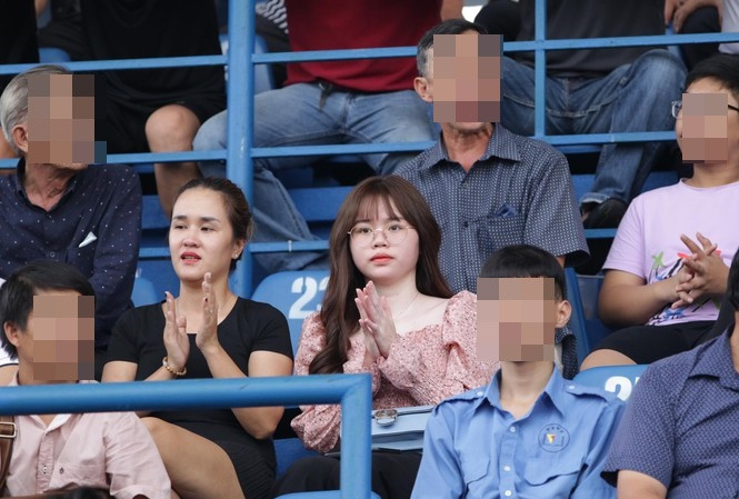 Huỳnh Anh vẫn tới sân cổ vũ Quang Hải sau Scandal