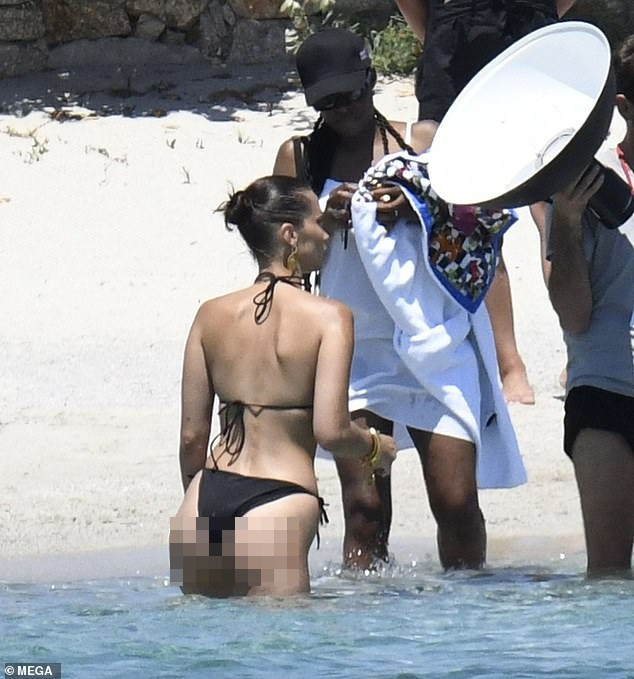 Vóc dáng đầy mê hoặc của nàng chân dài đắt show trong làng mốt thế giới