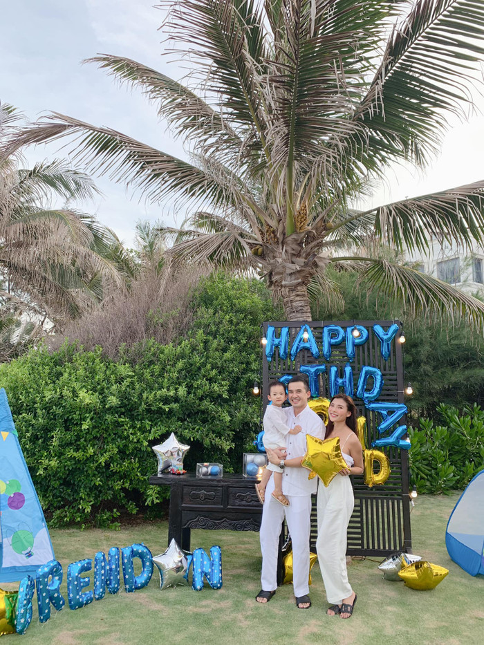 Không gian buổi tiệc được tổ chức sát biển với trang trí đơn giản cùng gam màu xanh chủ đạo