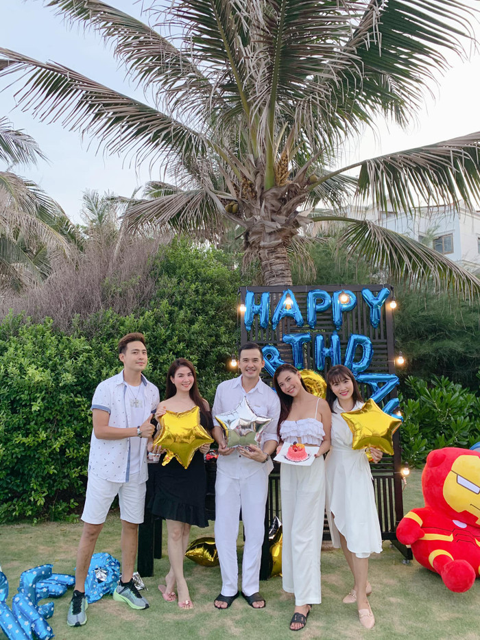 Hội bạn thân của vợ chồng Lương Thế Thành - Thúy Diễm đã có một chuyến du lịch biển kết hợp với tiệc mừng sinh nhật của bé Bảo Bảo