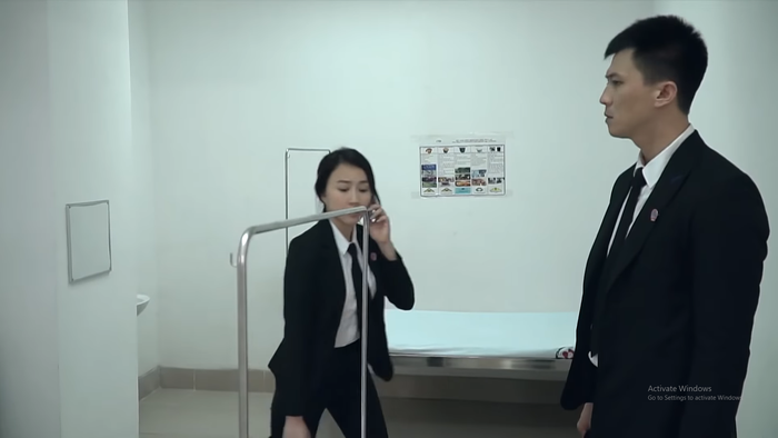 Bích và Cường đến viện tìm Xuân nhưng cô đã mất tích.