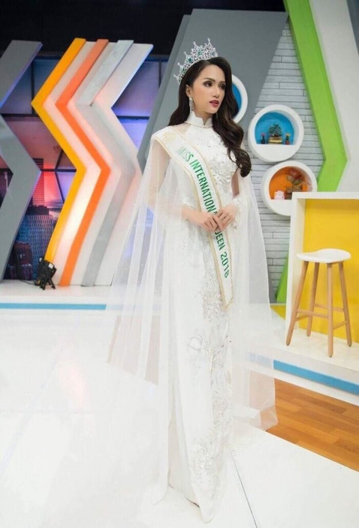 Sau đăng quang Miss International Queen 2018, Hương Giang diện áo dài sắc trắng mơ màng. trong trẻo. Cô nàng nhận được nhiều lời khen ngợi bởi vẻ đẹp dịu dàng, thướt tha.