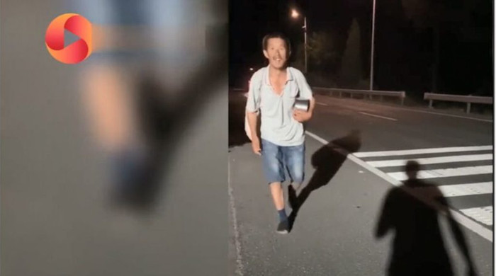 Ông Ge mang theo nồi đi bộ về nhà.&nbsp;