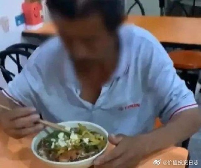 Tài xế xe tải mời ông Ge ăn mì.&nbsp;