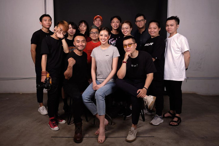 Hình ảnh của hoa hậu Khánh Vân cùng ê-kíp trong buổi shooting ủng hộ chiến dịch #BreaktheSilence, cùng cộng đồng cất tiếng nói bảo vệ các nạn nhân bị quấy rối, bạo hành, xâm hại tình dục...