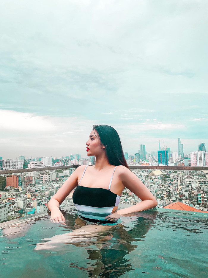 Diện bikini gợi cảm, Lan Khuê cuốn hút fan bởi góc mặt nghiêng đẹp không tì vết.