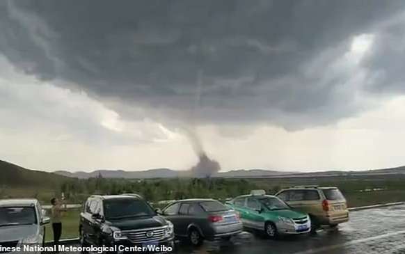 Cảnh tượng lốc xoáy khổng lồ vần vũ trên bầu trời Ảnh 2