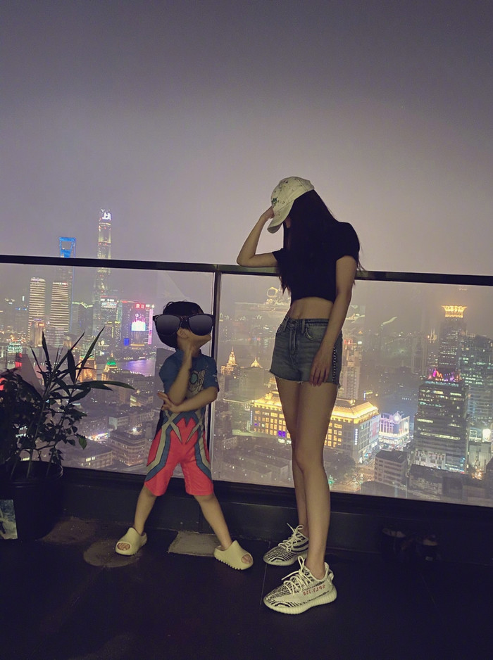 Angelababy đăng ảnh chụp chung với con trai khi Huỳnh Hiểu Minh bận ghi hình, Tiểu Hải Miên mới 3 tuổi đã cao đến eo của mẹ Ảnh 6