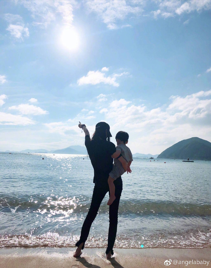 Angelababy đăng ảnh chụp chung với con trai khi Huỳnh Hiểu Minh bận ghi hình, Tiểu Hải Miên mới 3 tuổi đã cao đến eo của mẹ Ảnh 11