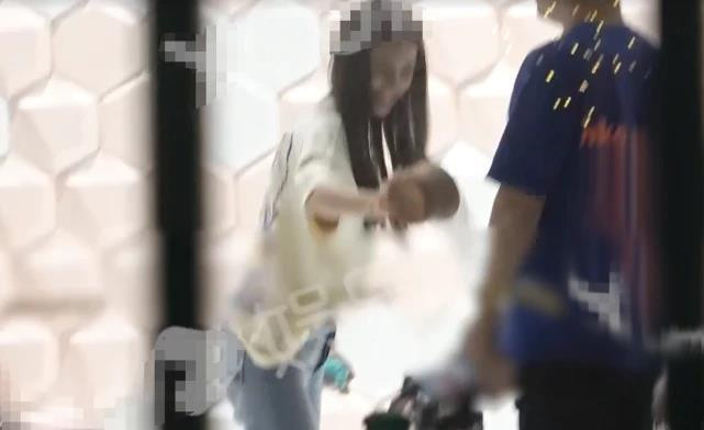 Angelababy đăng ảnh chụp chung với con trai khi Huỳnh Hiểu Minh bận ghi hình, Tiểu Hải Miên mới 3 tuổi đã cao đến eo của mẹ Ảnh 4