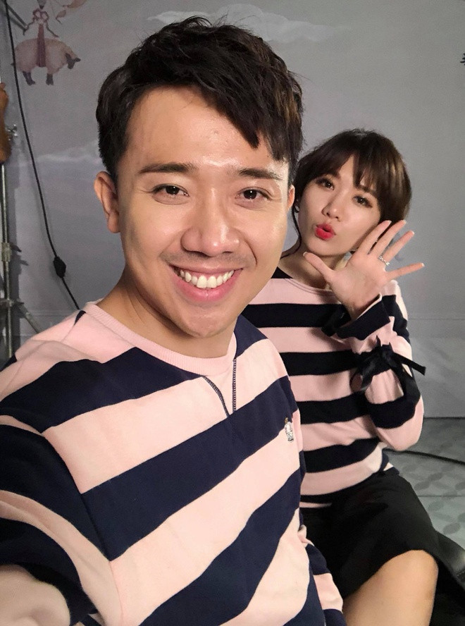 Nếu ông xã chọn thiết kế có hình thêu ngay cổ và áo làm điểm nhấn thì Hari Won điệu một tí cùng chiếc nơ thắt cổ tay. 