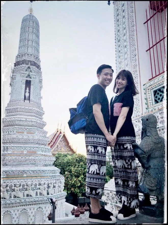 Diện quần họa tiết chất liệu nhẹ nhàng, phom dáng thoải mái, Trấn Thành - Hari Won khiến khán giả thích thú. 