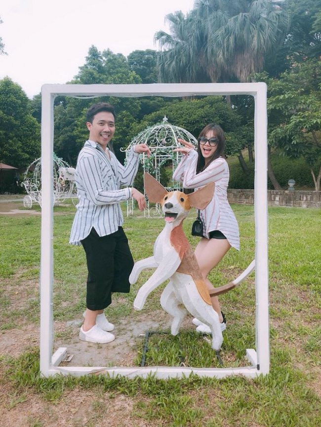 Đôi lúc cùng là áo sơ-mi sọc, nhưng mỗi người lại có cách chọn khác nhau, vẫn chứng minh mình là một cặp nhưng lại thể hiện cá tính mỗi người. 